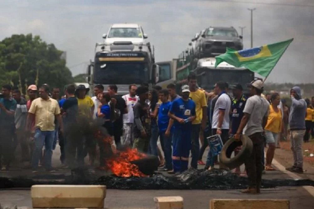 Bloqueio de caminhoneiros trava acesso de moradores do Entorno ao DF
