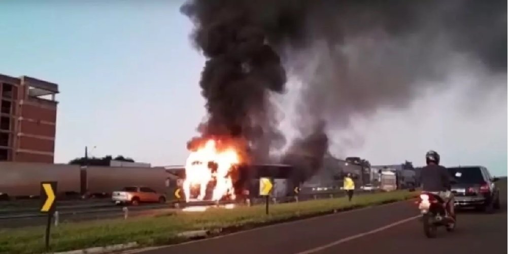 VÍDEO: Ônibus com turistas de São Paulo pega fogo em rodovia no Paraná