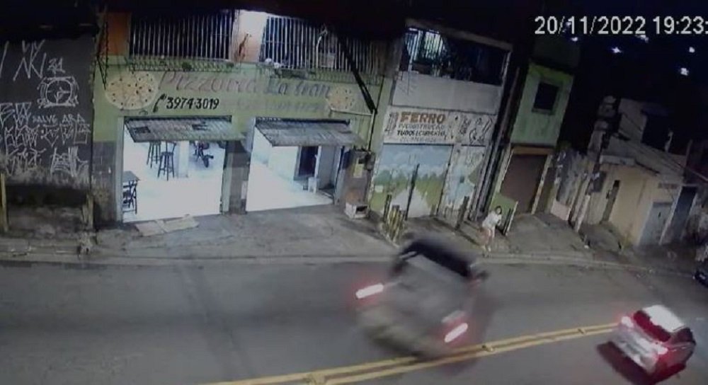 Vídeo – Adolescente morre atropelada por carro conduzido por grávida que fugia de sequestro