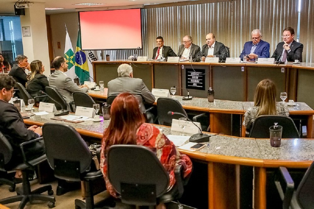Governador estuda criar agência de investimentos para alavancar indústria