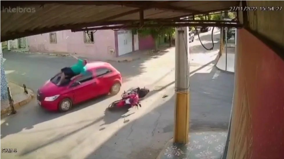 Vídeo – Motociclista bate em carro, gira sobre o veículo e sai andando após acidente