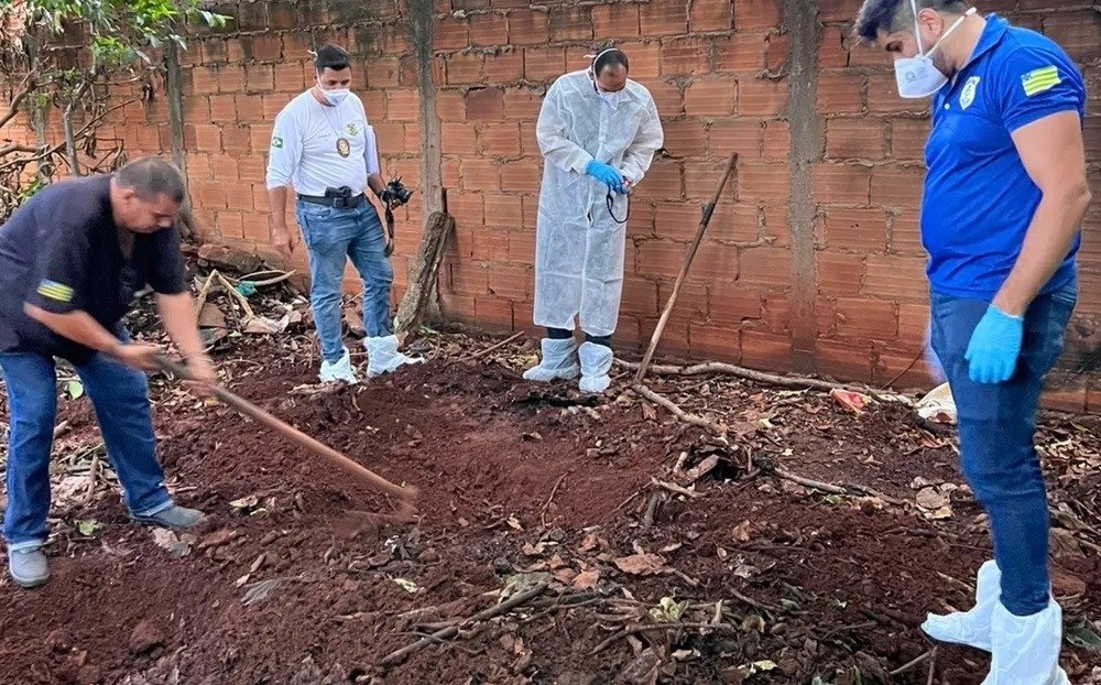 Corpo é encontrado esquartejado e enterrado em quintal de casa de idosa