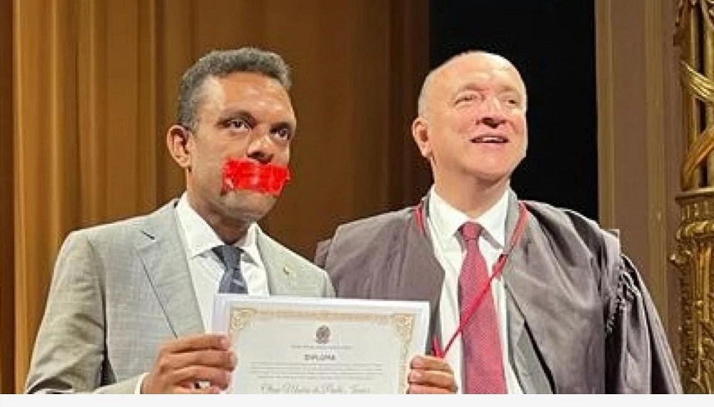 DEPUTADO USA MORDAÇA