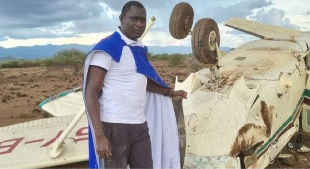David Rudisha e os destroços do avião após acidente aéreo no Quênia
