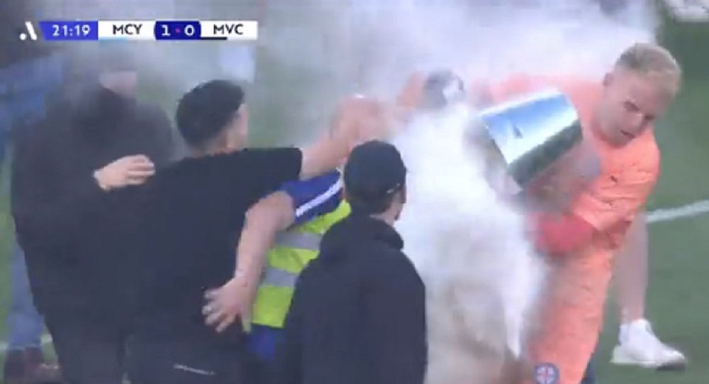 TORCIDA AGRIDE GOLEIRO