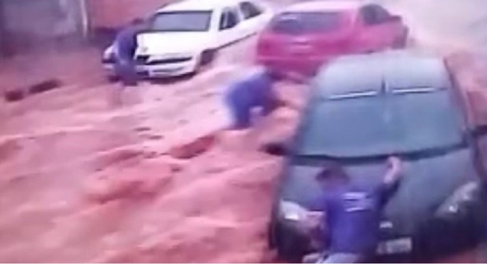 carro arrastado pela chuva