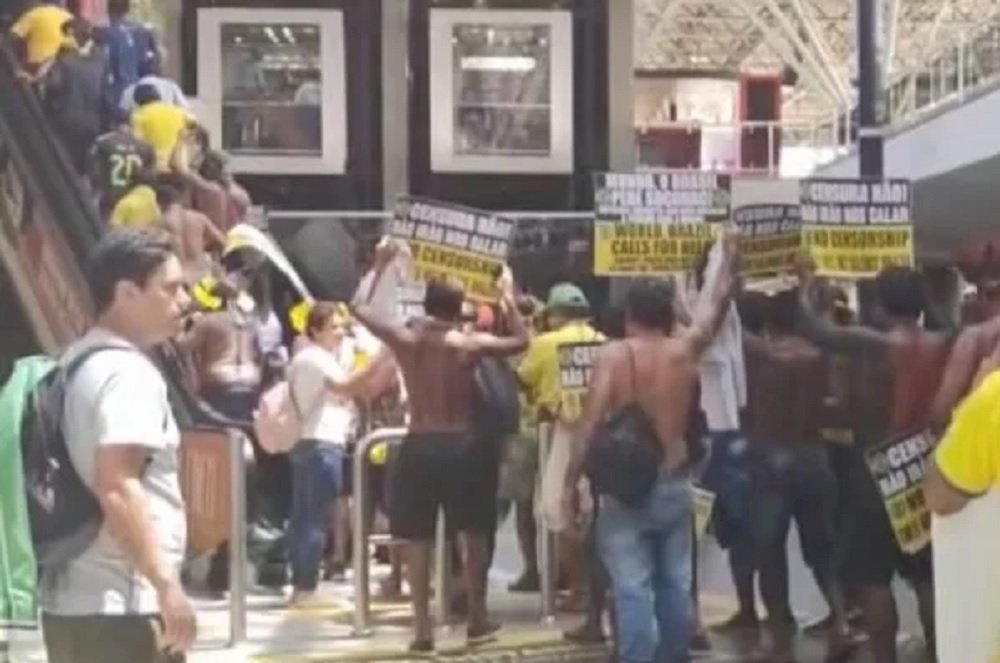Vídeo: indígenas invadem aeroporto de Brasília em protesto contra Lula