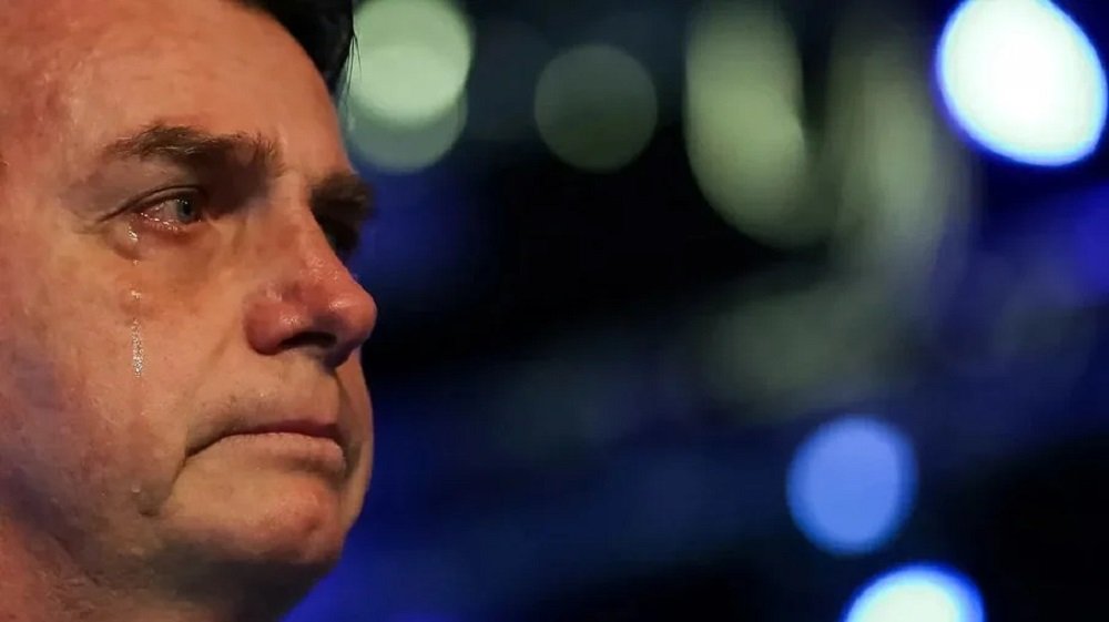 Bolsonaro chora e não discursa durante evento das Forças Armadas