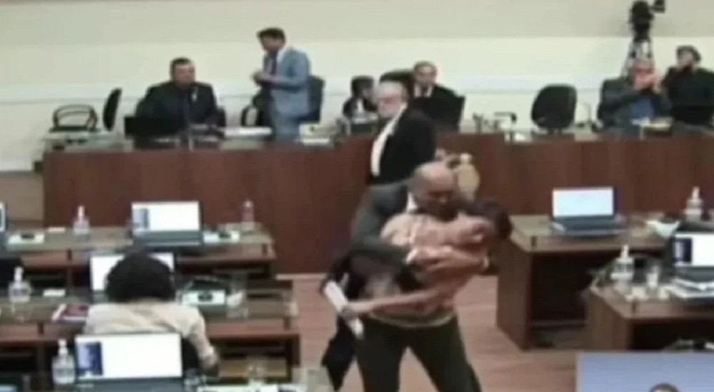 vereadora é agarrada e beijada à força por parlamentar em SC