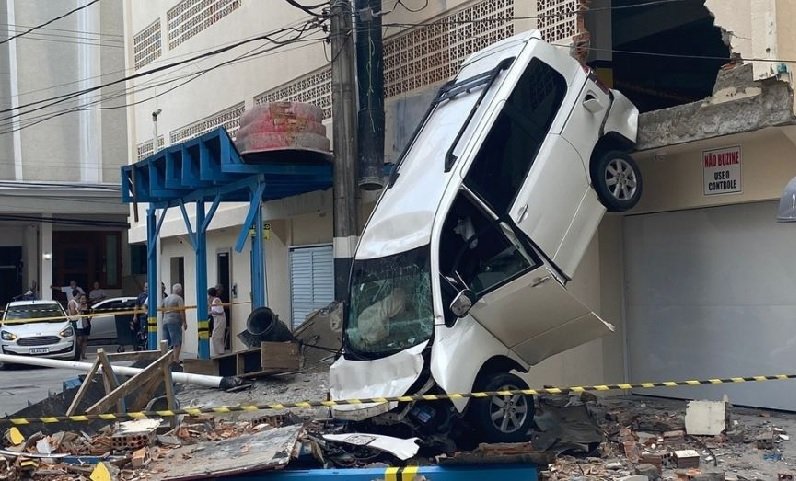 Carro cai de predio