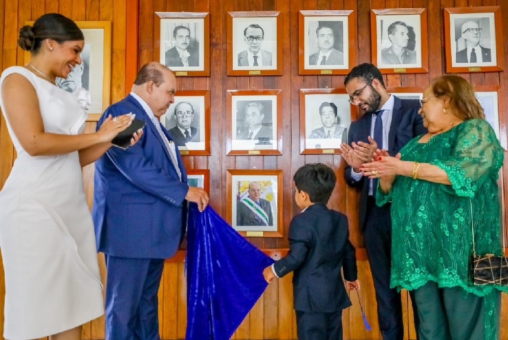 Quadro de Ibaneis Rocha é fixado na Galeria Israel Pinheiro