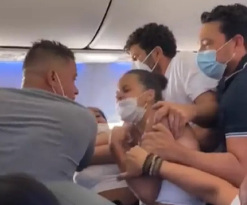 BRIGA NO AVIÃO