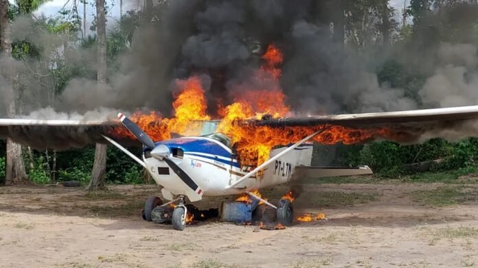 Forcas-Armadas-destroi-aviao-por-entrar-no-espaco-aereo-Yanomami-696x391