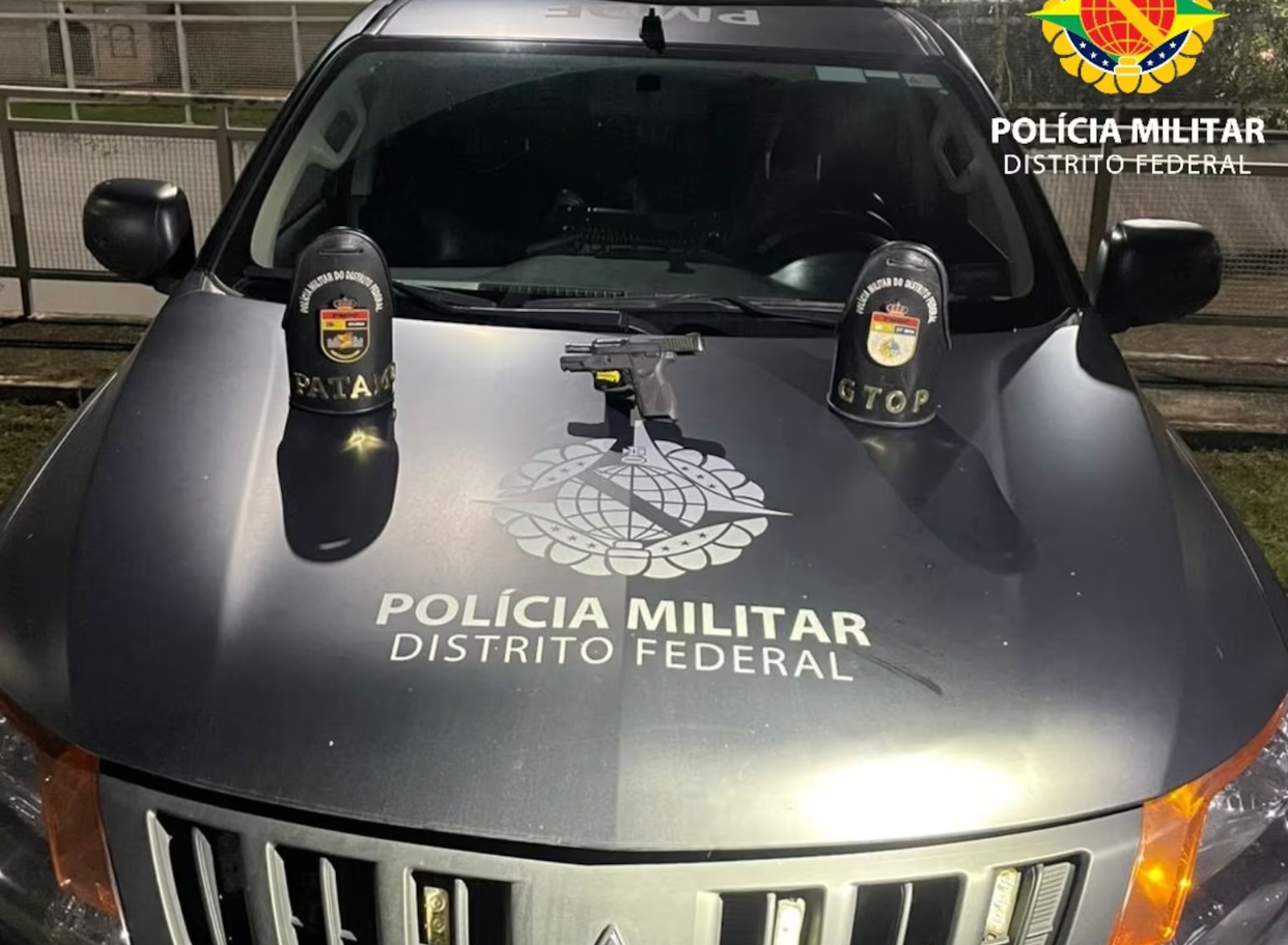 Crime aconteceu na noite de domingo; menores assumiram o crime e já possuem antecedentes infracionais  A Polícia Militar do Distrito Federal apreendeu nessa quinta-feira (31) dois menores responsáveis por matar duas pessoas no Recanto das Emas na noite de domingo (26). As vítimas foram dois homens, um de 27 e outro de 23 anos, assassinados na quadra 511 da região administrativa. Segundo a PMDF, os homens queriam atingir outro adolescente que teria roubado o celular de uma amiga dos autores dias antes do crime.