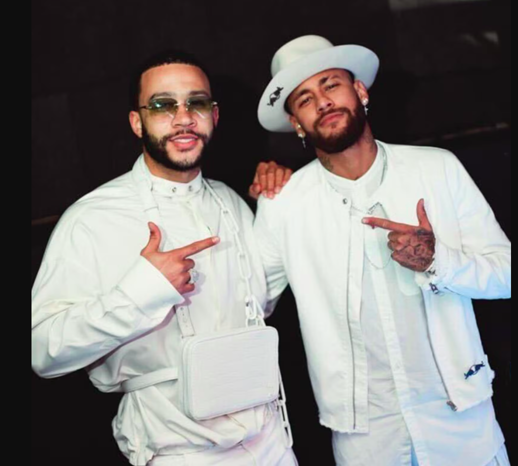Memphis estreia e Corinthians traça estratégia para neutralizar Neymar  O clima em Itaquera promete ser de recepção calorosa, com abraços, carinho e até um possível "beijinho de boas-vindas". Mas, quando a bola rolar, a cordialidade dará lugar à competitividade. Memphis Depay fará sua estreia com a camisa 10 do Corinthians e terá um desafio de peso: contribuir para transformar o ambiente em campo no pior possível para Neymar.  O holandês entra como peça-chave em um plano cuidadosamente elaborado pelo técnico Ramón Díaz. A estratégia passa por sufocar Neymar, reduzindo seu espaço e aproveitando o desgaste físico do atacante santista, que está em sua terceira partida consecutiva após um longo período afastado dos gramados devido a uma lesão no joelho.  Marção intensa e compactação defensiva  Díaz, que foi um excelente meia-atacante em sua carreira, conhece os desafios físicos que acompanham um retorno prolongado. Por isso, sua equipe não dará trégua a Neymar. A marcação será feita por setores, sem obsessão por acompanhamento individual. Raniele e Márton, volantes rápidos e combativos, terão a missão de reduzir espaços e interceptar lançamentos. A intensidade será alta, com faltas táticas para conter avanços do adversário.  A preocupação com Neymar, no entanto, divide espaço com um outro nome: Guilherme. O atacante santista tem sido mais incisivo e decisivo nos jogos recentes, explorando lançamentos em profundidade nas costas dos volantes e laterais. Por isso, Matheuzinho e Cacá receberam orientações específicas para neutralizar esse tipo de jogada.  Pressão alta e foco no ataque  A ideia do Corinthians não é apenas conter Neymar, mas também sufocar o Santos como um todo. A equipe de Díaz irá pressionar desde a saída de bola, dificultando a transição ofensiva do Peixe, que já apresenta dificuldades naturais para construir jogadas desde o campo de defesa.  No ataque, o trio formado por Garro, Memphis e Yuri Alberto será a principal aposta do Timão. Eles foram responsáveis pelas melhores jogadas ofensivas nos últimos jogos e têm a missão de garantir mais uma vitória para manter o Corinthians na liderança geral do Campeonato Paulista.  O peso da partida  O duelo contra o Santos não vale apenas três pontos no Estadual. Ele também tem impacto na sequência da temporada. O Corinthians teve seu jogo contra o Novorizontino antecipado para poder atuar com força máxima nesta rodada e, posteriormente, também na estreia da Libertadores, contra o Universidad Central, na Venezuela, dentro de oito dias.  Já o Santos vive uma situação mais delicada. Fora da zona de classificação para a próxima fase, uma derrota pode aumentar a pressão sobre o elenco e a comissão técnica nas rodadas finais. Mesmo não estando na melhor forma, Neymar será fundamental para manter as chances do Peixe no torneio.  Historicamente, o craque santista não tem vida fácil contra o Corinthians. Em 19 confrontos, foram oito derrotas, seis vitórias e cinco empates, com quatro gols marcados. No duelo mais emblemático, em 2012, viu seu time ser eliminado pelo Timão na semifinal da Libertadores.  O ideal seria Neymar ter um descanso para evitar riscos físicos. No entanto, a necessidade de classificação do Santos pesa mais. Cabe ao Corinthians aproveitar esse contexto e impor seu jogo para sair com mais uma vitória no Paulista.