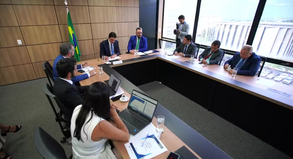 Reunião entre representantes do Acre e do governo federal discutiu a abertura de um voo que será operado pela PeruAir — Foto: Reprodução/Asscom Alan Rick