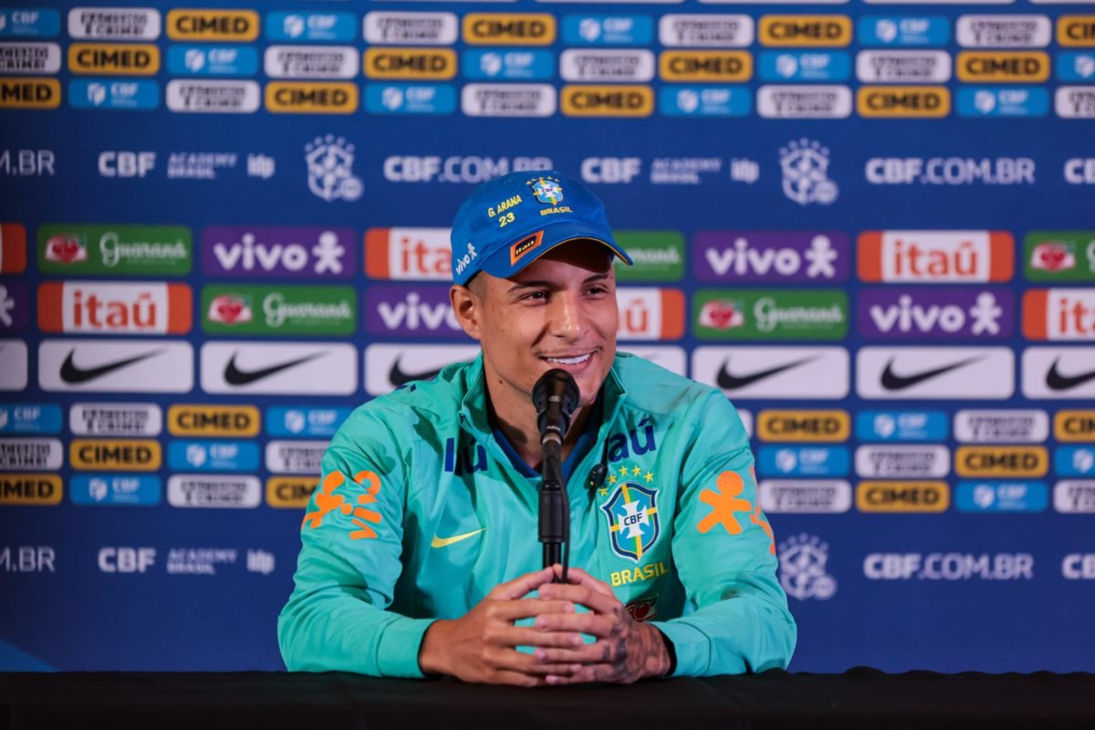 Jogador-da-SelecCCA7aCC83o-Brasileira-Guilherme-Arana-concede-entrevista-coletiva-no-B-Hotel-Bra.jpeg