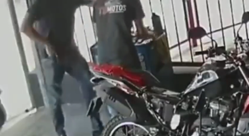 Policial-tenta-atirar-em-funcionario.png