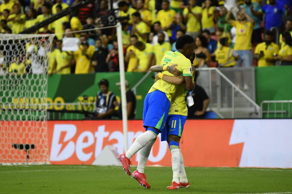Rafinha-marca-o-gol-e-abre-o-placar-no-jogo-entre-a-Brasil-SelecCCA7aCC83o-Brasileira-e-ColoCC.jpeg
