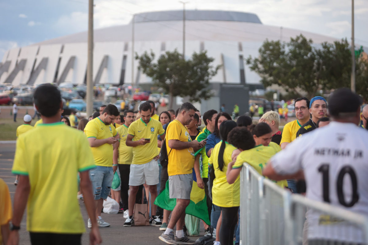 Torcedores-chegam-para-o-confronto-entre-a-SelecCCA7aCC83o-Brasileira-e-ColoCC82mbia-na-Arena.jpeg