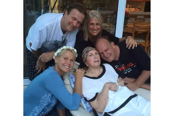 Xuxa-com-a-mae-e-os-irmaos.jpg