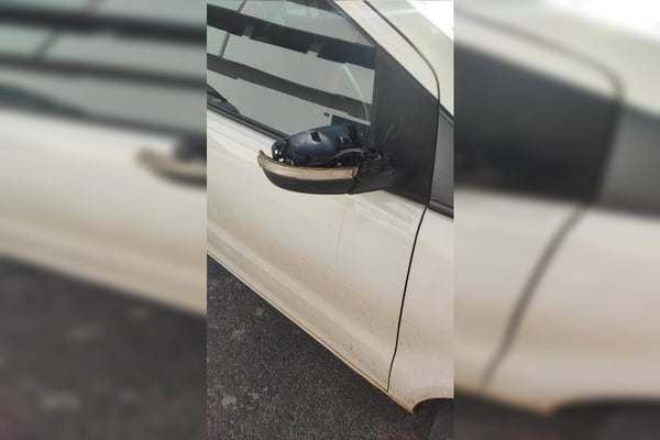 homem-destroi-carro-da-ex.jpeg
