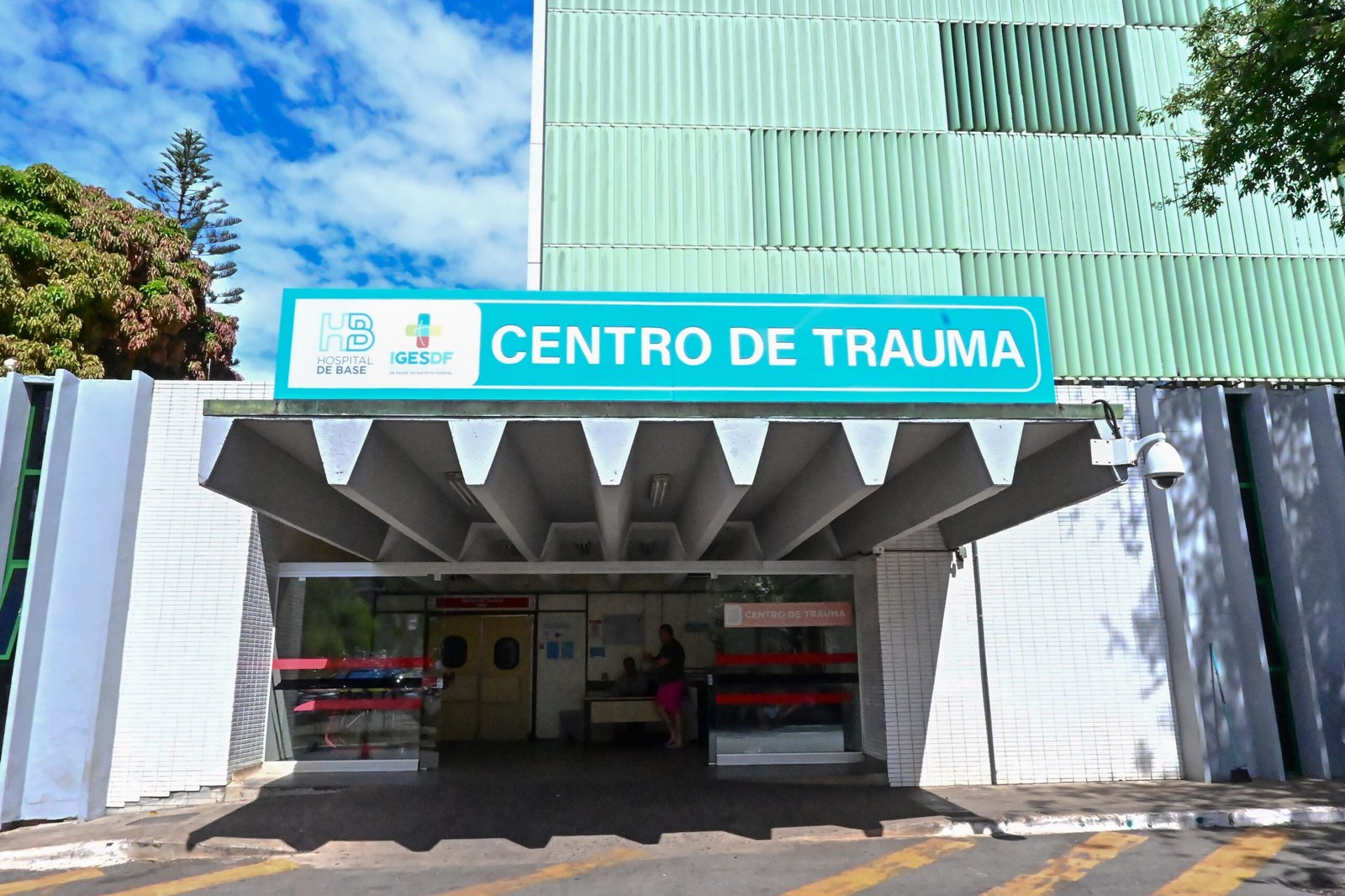 trauma-fachada-Hospital-de-Base-marco-2025-creditos-alberto-ruy-scaled.jpg