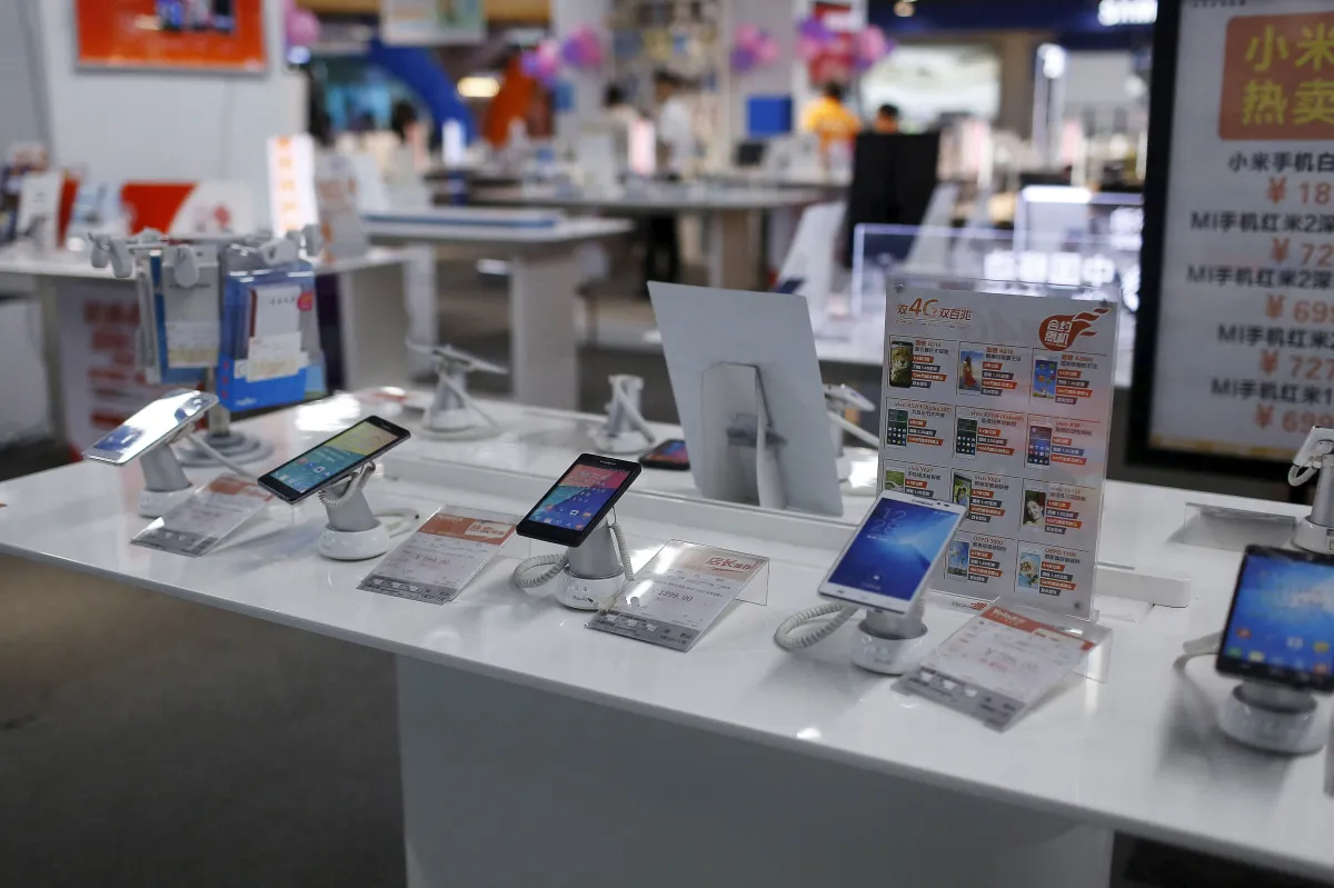 2022-01-14T144033Z_1_LYNXMPEI0D0N5_RTROPTP_4_CHINA-SMARTPHONES.webp.webp