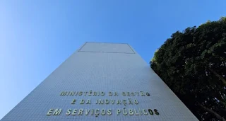 Lei-15.141-2025-Valorizacao-de-carreiras-administrativas-federais-696x371.jpg