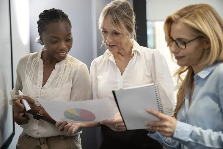 mulheres-sorridentes-de-tiro-medio-fazendo-plano-de-negocios.webp.webp