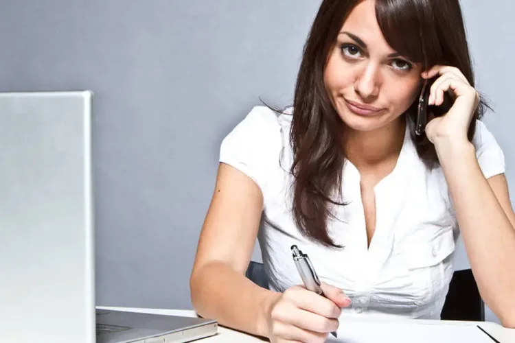 size_960_16_9_funcionario-funcionaria-secretaria-infeliz-chato-entediado-tedio-trabalho1.webp.webp