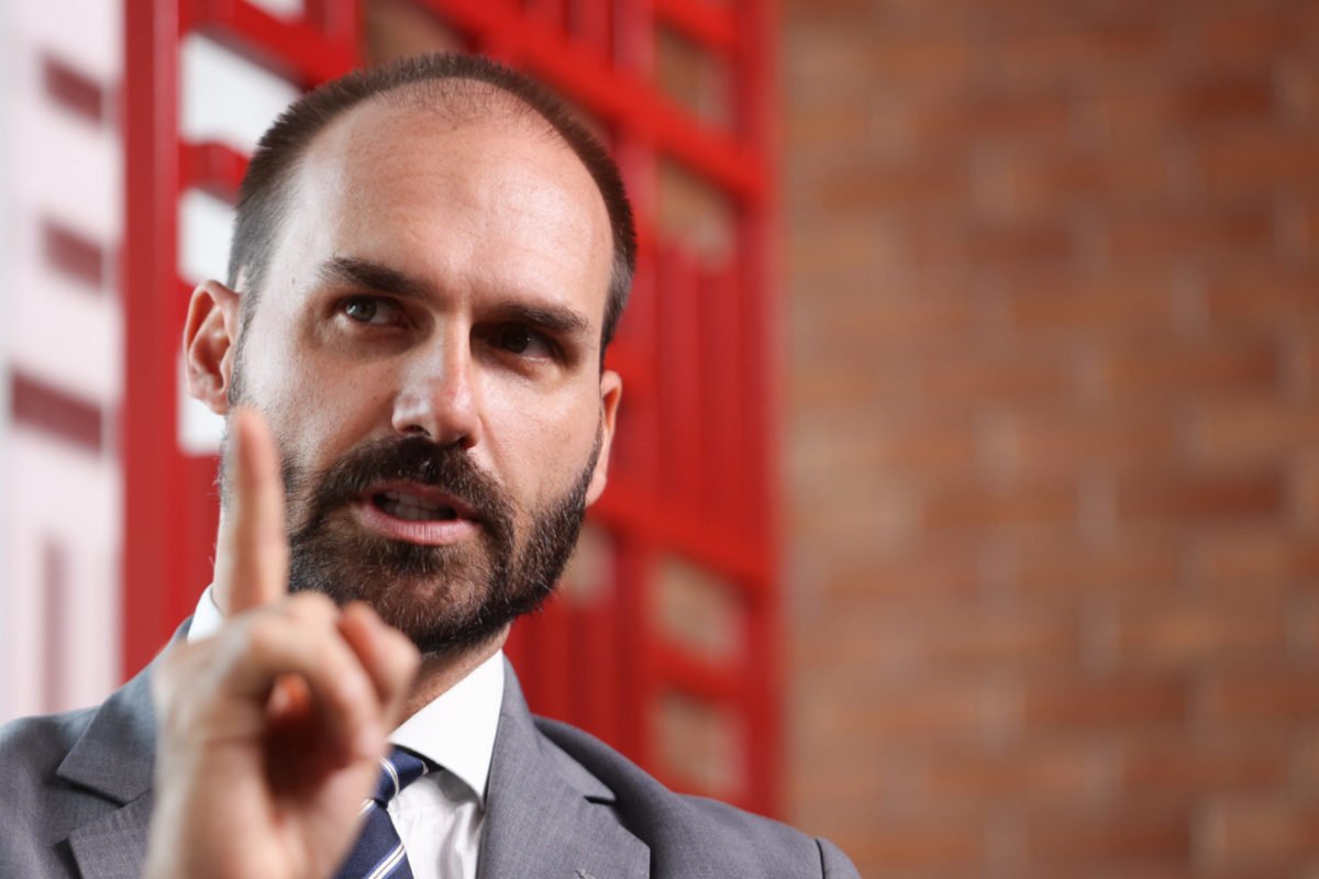 Deputado-Eduardo-Bolsonaro-PL-SP-eCC81-entrevistado-pelo-colunista-Paulo-Cappelli-no-estuCC81dio.jpeg