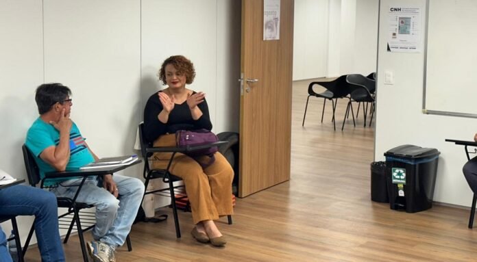 Cursos-do-Detran-DF-passam-a-contar-com-a-presenca-de-interprete-de-Libras-696x383.jpg
