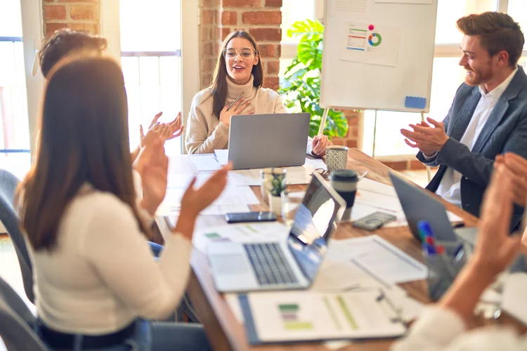 grupo-de-trabalhadores-de-negocios-sorrindo-felizes-e-confiantes-trabalhando-juntos-com-um-sorriso-n.webp