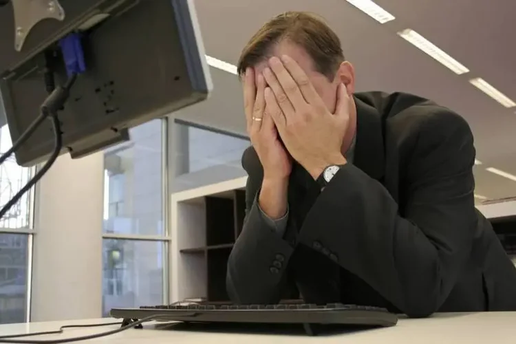 size_960_16_9_homem-desesperado-em-frente-ao-computador-erro-cansaco-trabalho-escritorio.webp.webp