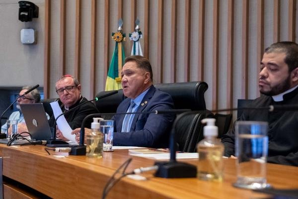 O padre Thaisson Santarém denunciou problemas de habitação no Recanto das Emas. Foto: Ângelo Pignaton/Agência CLDF