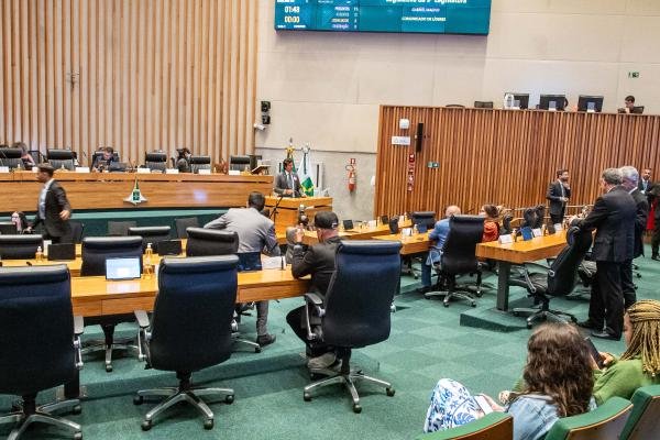 Deputados abordam crise do BRB e repasses para educação durante sessão ordinária