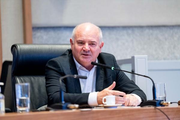 CCJ aprova cidadania honorária de Brasília ao defensor público-geral do DF