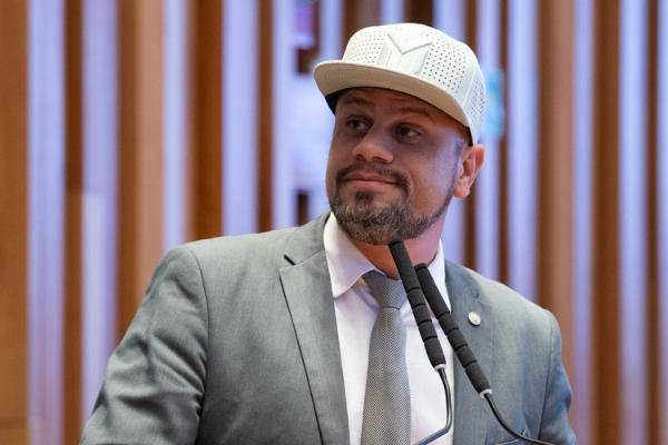 524f6192-0c6e-684a-6954-48ab912854eb.jpeg CLDF concede Título de Cidadão Benemérito ao jogador de futebol Robert Renan