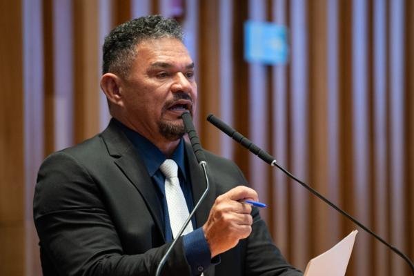 Em plenário, deputado Hermeto defende repasse de recursos à Educação no DF