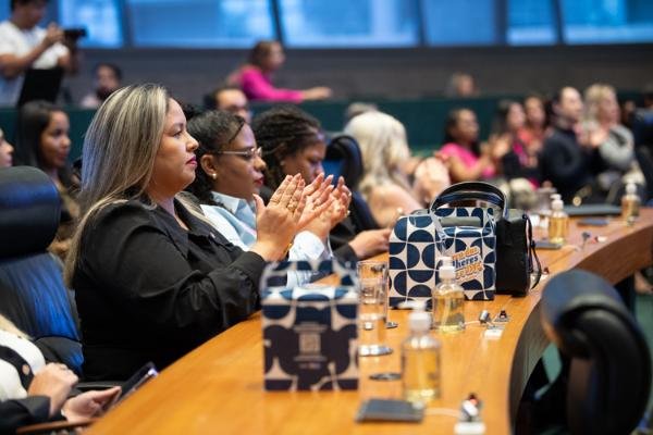 Giro Distrital aborda a semana da mulher e projetos para proteger idosos e transparência em filas na saúde