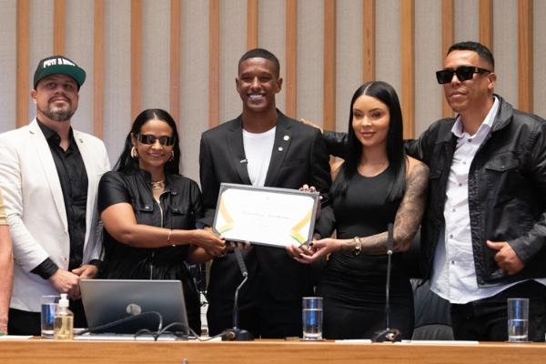 Jogador Robert Renan recebe título de Cidadão Benemérito em sessão marcada por representatividade e defesa da periferia