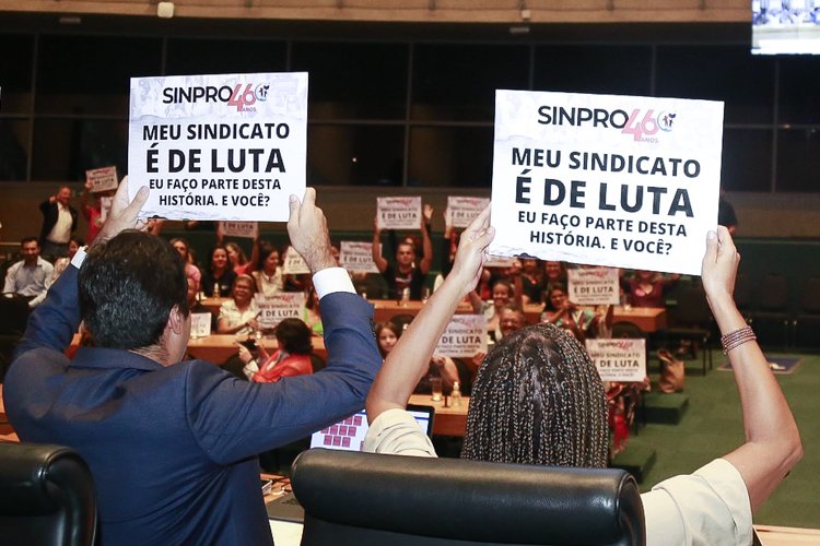 Sessão Solene celebra os 47 anos do Sinpro/DF