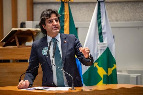 Gabriel Magno pede esclarecimentos à Secretaria de Educação sobre o EducaDF