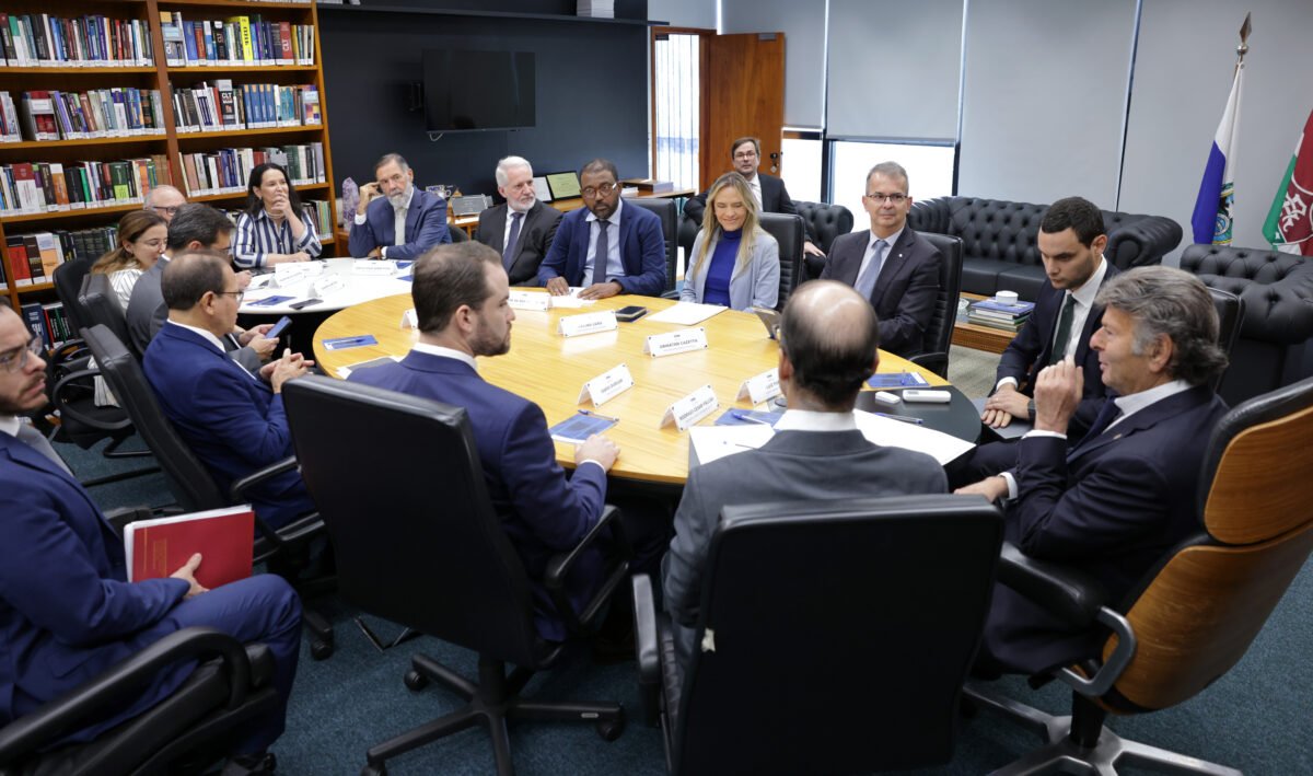 Ministro-Luiz-Fux-recebe-autoridades-em-audiencia-sobre-operacao-de-credito-para-apoio-financeiro-ao.jpeg