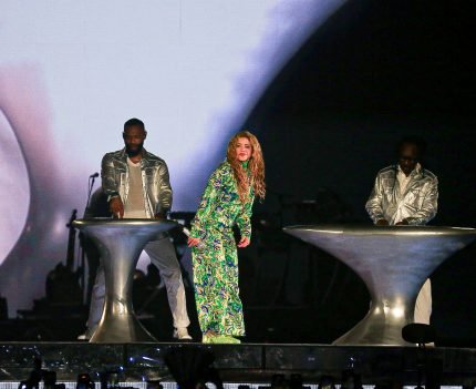 Shakira-3.jpg-430x351.jpg