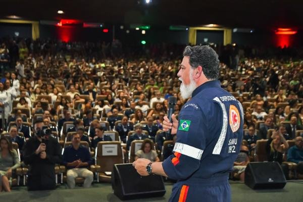 Contadora de histórias Nyedja Gennari e participantes seguram lâmpadas, objeto símbolo da enfermagem (Foto:&nbsp;Wilter Moreira/ Gab. Jorge Vianna)