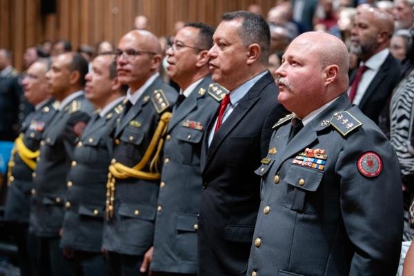 Autor da iniciativa, deputado Roosevelt, e integrantes do corpo de bombeiros (Sara Marques/Agência CLDF)
