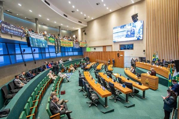 Em plenário, deputados criticam projeto que autoriza empréstimo do FGC ao BRB