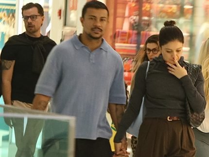 Cheirinho-de-volta_-Sophie-Charlotte-e-Xama-sao-vistos-de-maos-dadas-em-shopping-430x323.jpg
